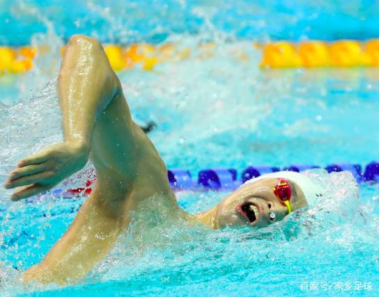  钱塘朱雀队鏖战漠南战狼队，游泳联赛惊险晋级，核心复出即建功。定位球制造杀机